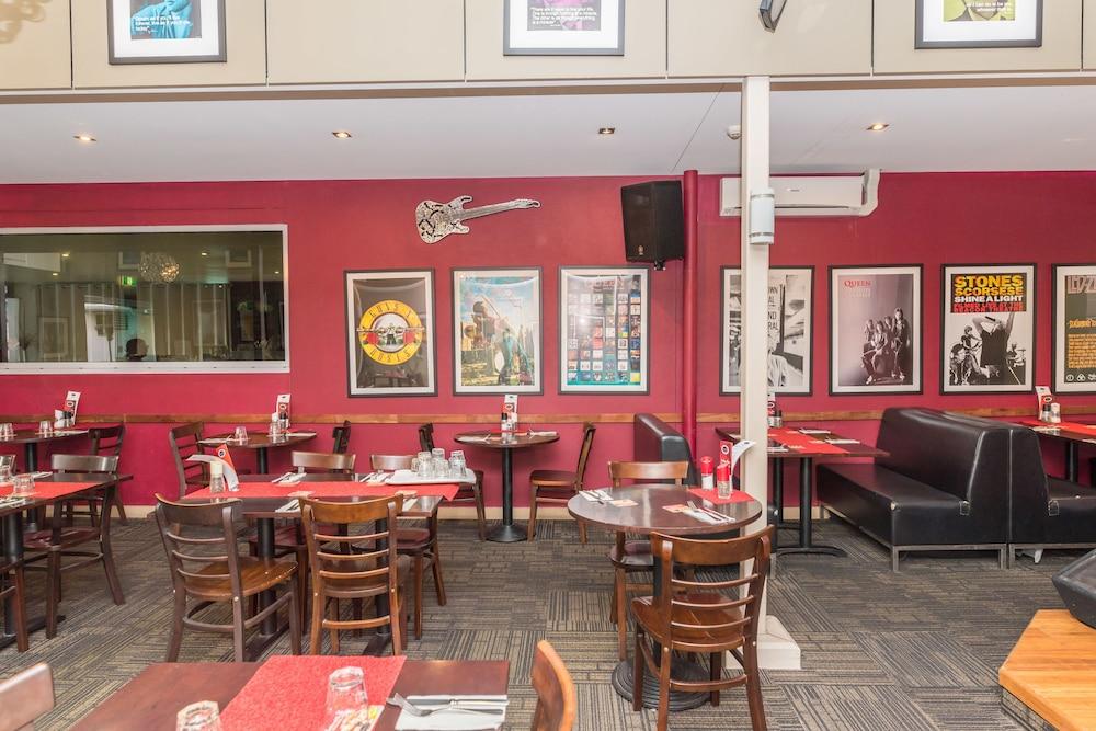 Ramada By Wyndham Hervey Bay Exterior foto Interior of a typical Red Robin restaurant