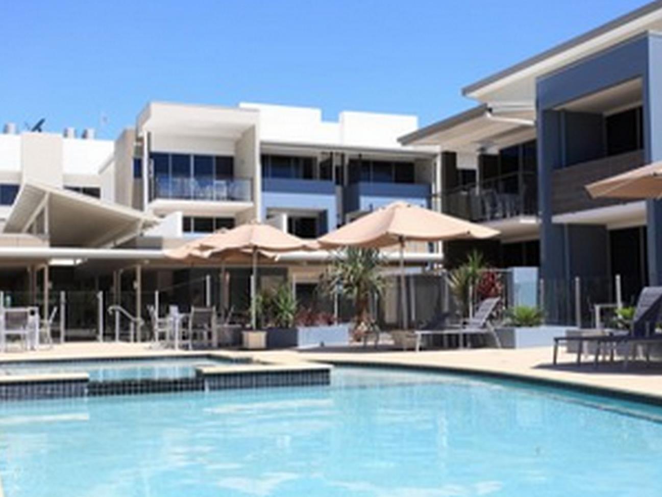 Ramada By Wyndham Hervey Bay Exterior foto The pool at the Mantra on Saltwater Island