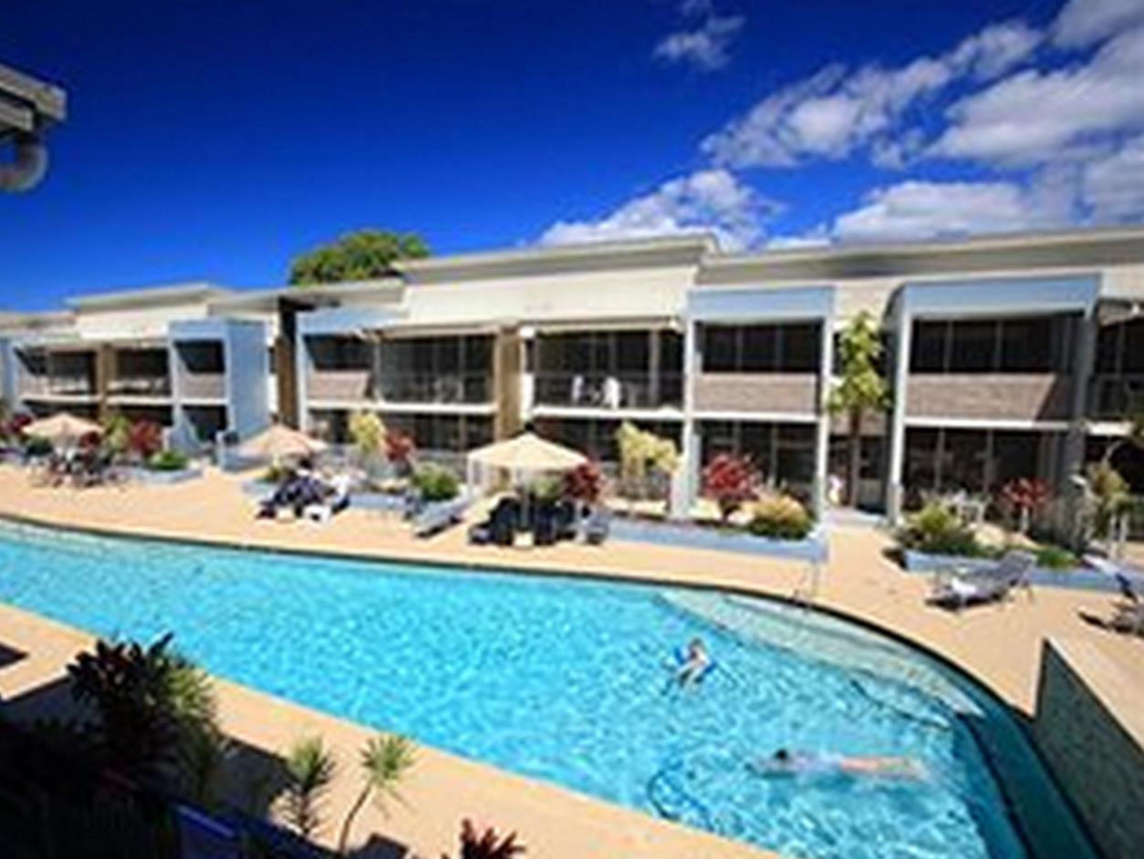 Ramada By Wyndham Hervey Bay Exterior foto The pool at the hotel