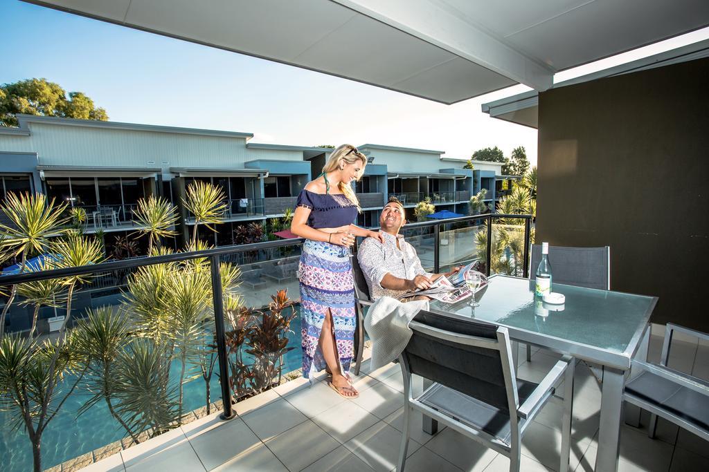 Ramada By Wyndham Hervey Bay Exterior foto A balcony at a resort