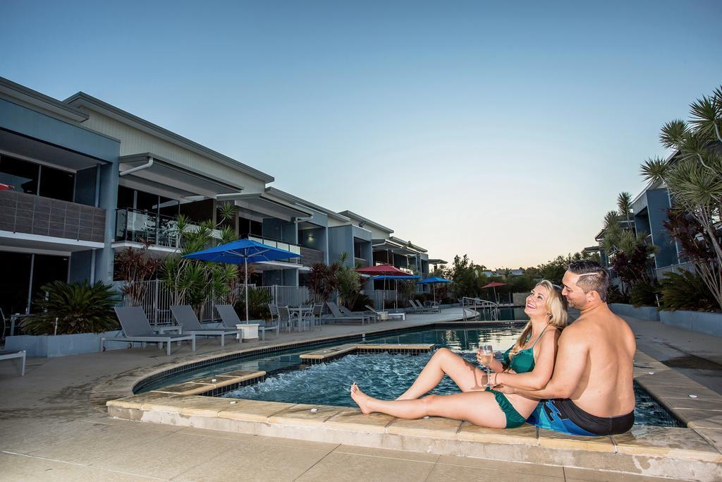 Ramada By Wyndham Hervey Bay Exterior foto A couple at the pool at the Mantra on Jervis Bay