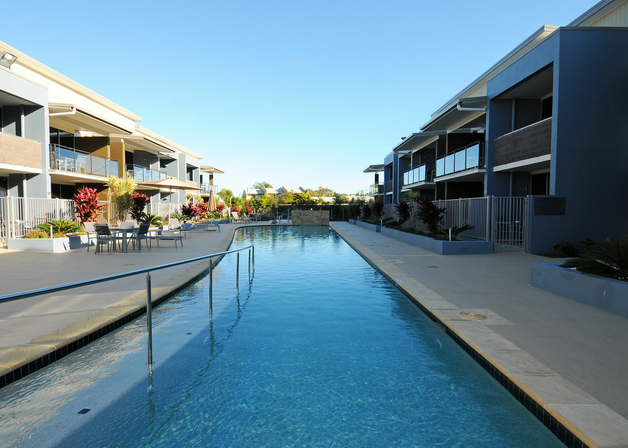 Ramada By Wyndham Hervey Bay Exterior foto The pool at the Mantra on Saltwater Island