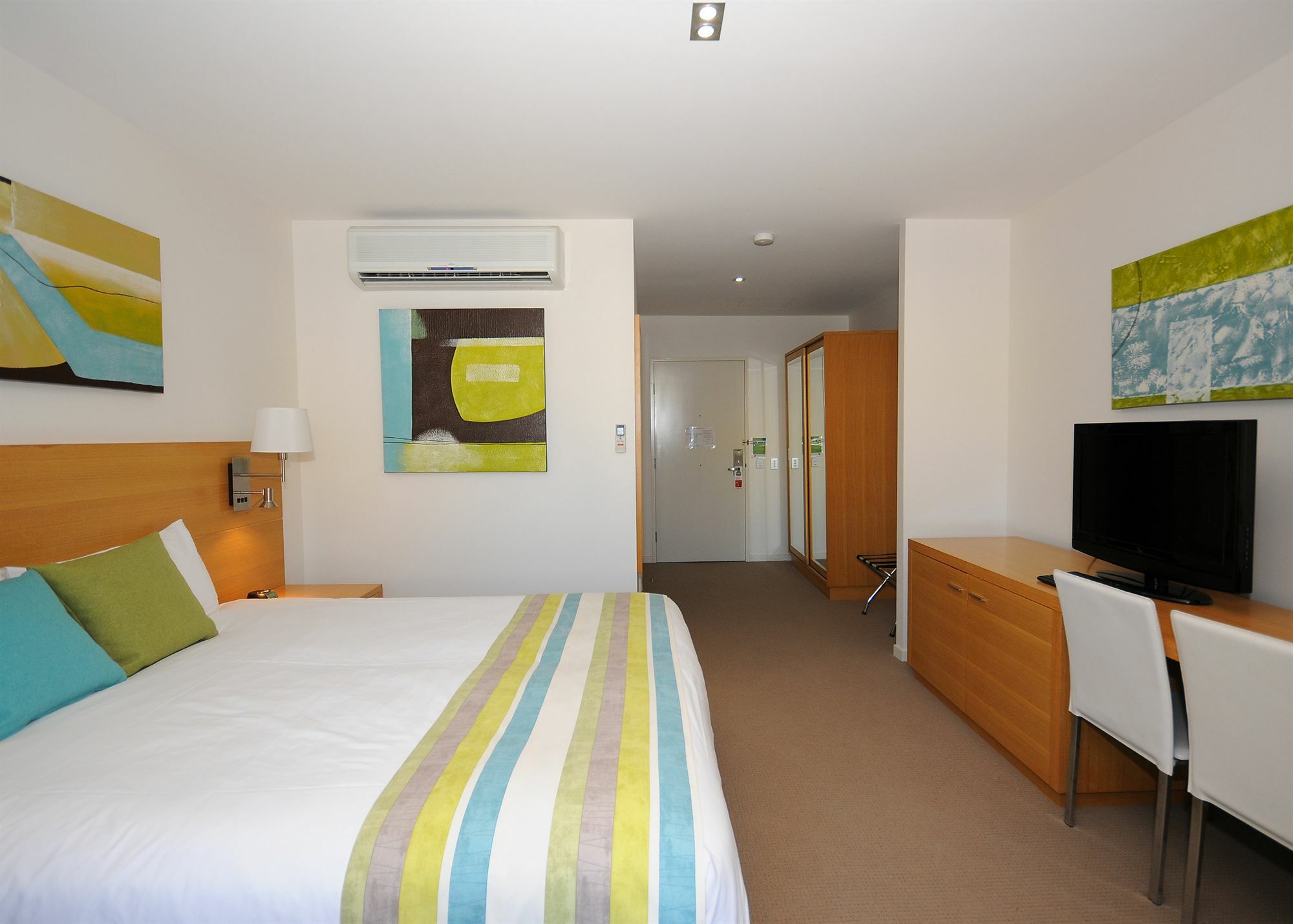 Ramada By Wyndham Hervey Bay Habitación foto A typical bedroom at the University of Brighton